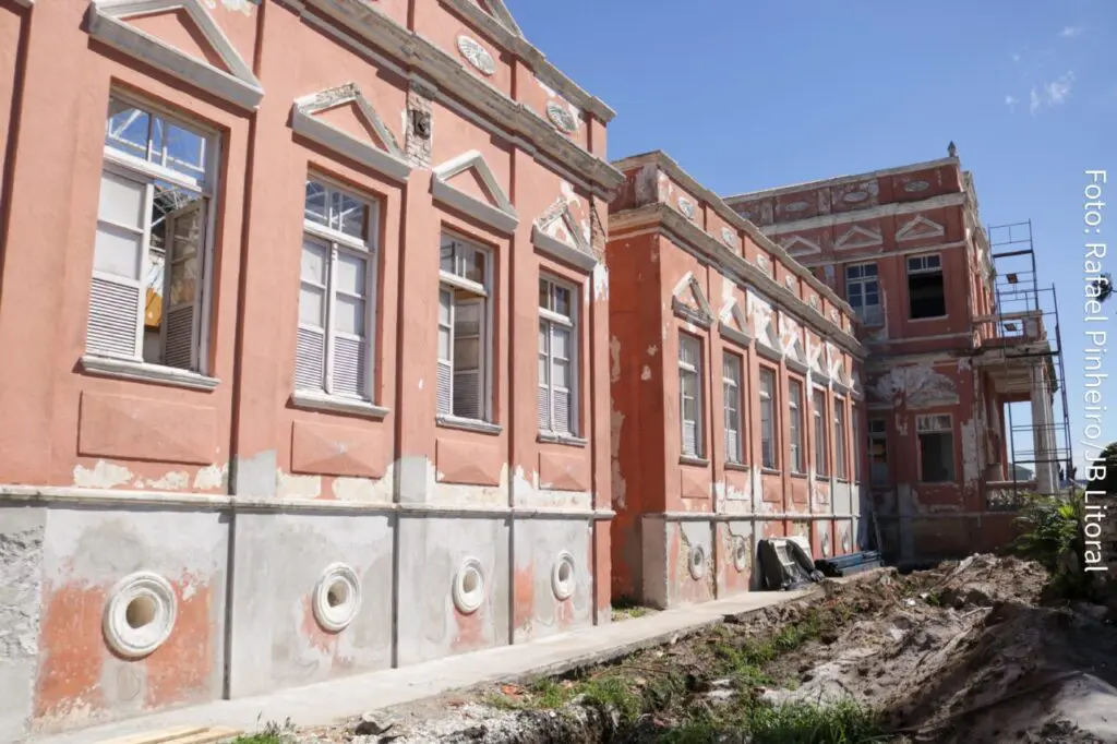 Obras do Ambulatório Médico de Especialidades (AME) e da Maternidade Maria de Lourdes Elias Nunes avançam em Paranaguá