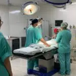 médicos no hospital