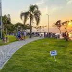 Nesta segunda-feira (29), aniversário da cidade, a Praça dos Namorados receberá dois shows: às 18h, a Banda da Polícia Militar e, em seguida, a Big Time Orchestra. Foto: Prefeitura de Guaratuba