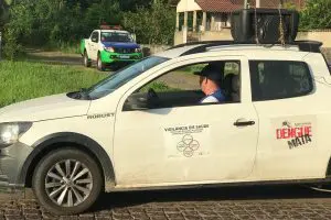 Como parte das atividades de intensificações no combate à proliferação do Aedes aegypti, houve pulverização de inseticida de Ultra Baixo Volume (UBV), com carro. Foto: Prefeitura de Antonina