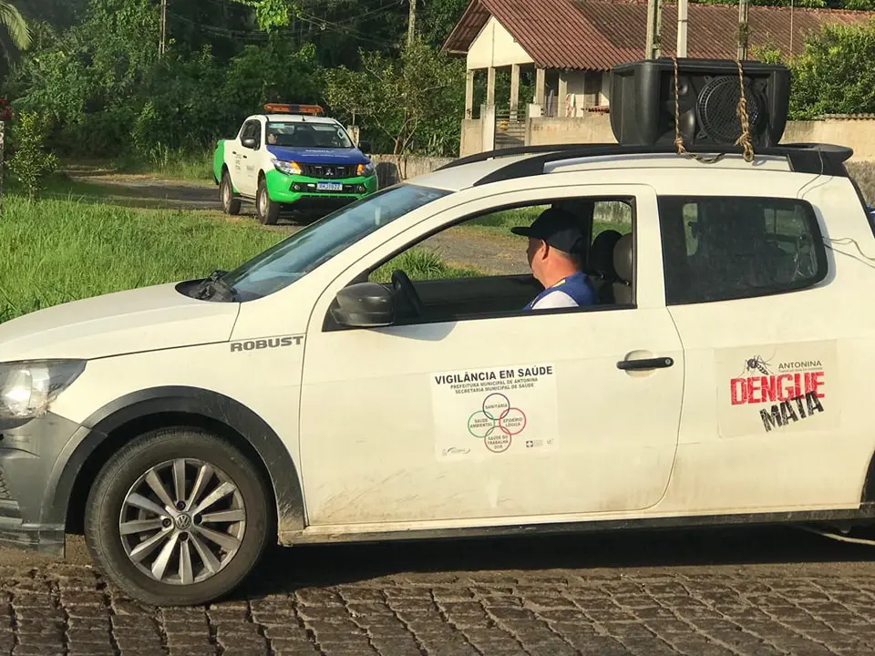 Como parte das atividades de intensificações no combate à proliferação do Aedes aegypti, houve pulverização de inseticida de Ultra Baixo Volume (UBV), com carro. Foto: Prefeitura de Antonina