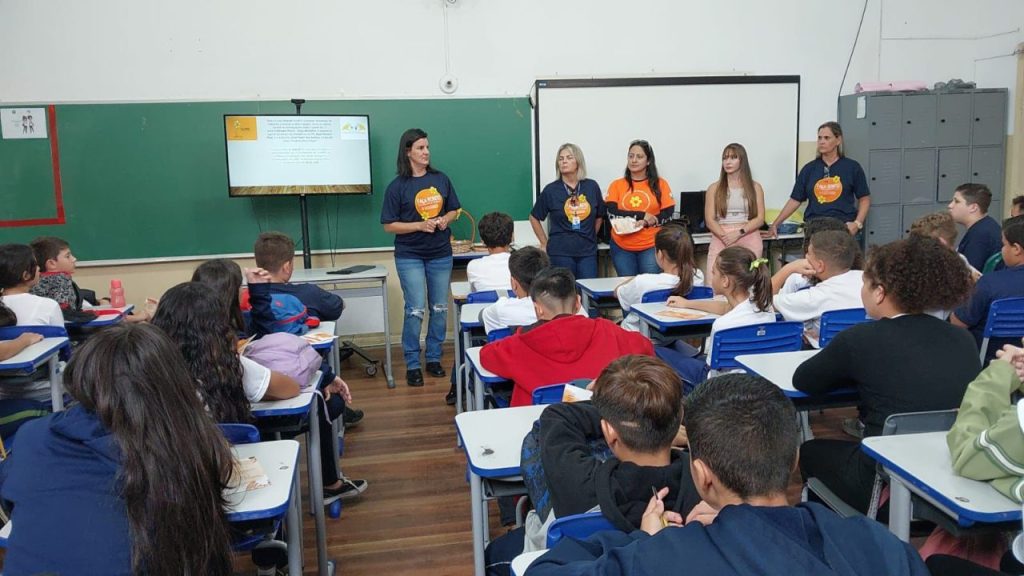 Servidores da Saúde e Educação de Paranaguá promoveram rodas de conversa em oito escolas estaduais da cidade. Foto: Prefeitura de Paranaguá