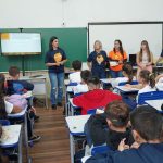 Servidores da Saúde e Educação de Paranaguá promoveram rodas de conversa em oito escolas estaduais da cidade. Foto: Prefeitura de Paranaguá