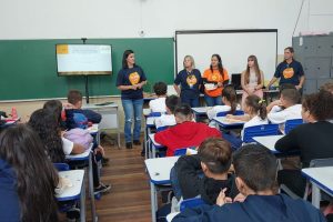 Servidores da Saúde e Educação de Paranaguá promoveram rodas de conversa em oito escolas estaduais da cidade. Foto: Prefeitura de Paranaguá