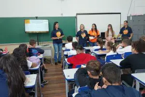 Servidores da Saúde e Educação de Paranaguá promoveram rodas de conversa em oito escolas estaduais da cidade. Foto: Prefeitura de Paranaguá
