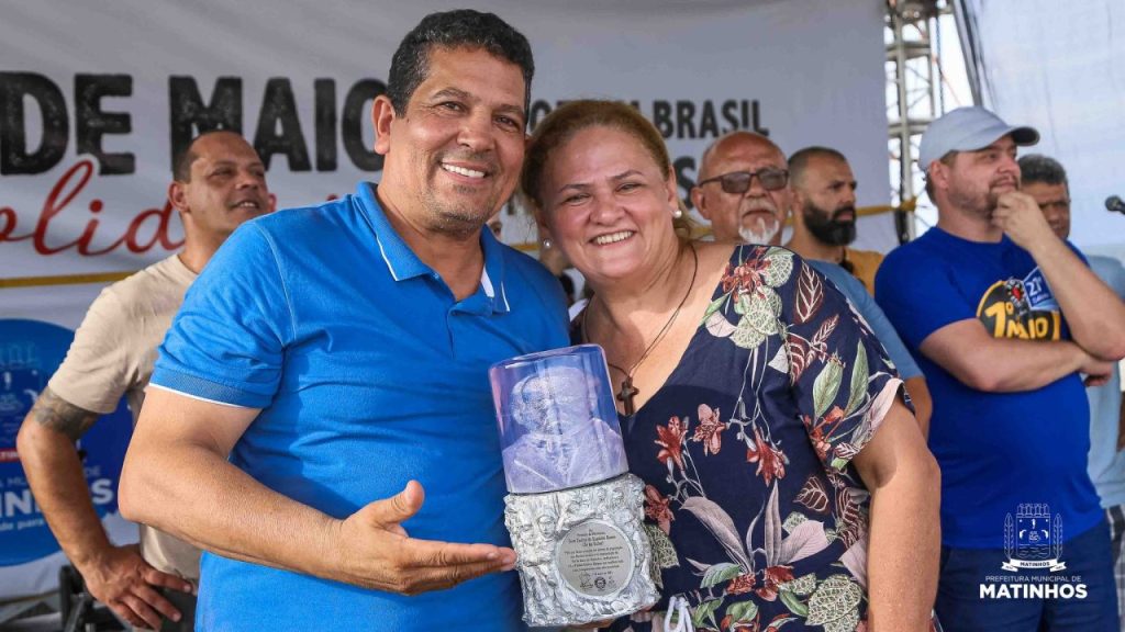Em reconhecimento à importância do Tarifa Zero para a população, o prefeito Zé da Ecler, recebeu o Prêmio Getúlio Vargas, acompanhado pela primeira dama, Regina Viana. Foto: Divulgação
