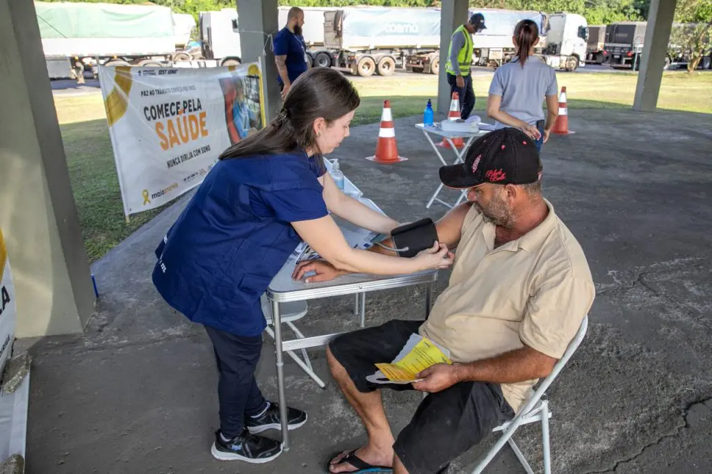 Os caminhoneiros recebem orientações e têm acesso a serviços de saúde como aferição de pressão e de nível de glicose no sangue. Foto: Claudio Neves/Portos do Paraná