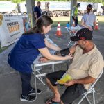 Os caminhoneiros recebem orientações e têm acesso a serviços de saúde como aferição de pressão e de nível de glicose no sangue. Foto: Claudio Neves/Portos do Paraná