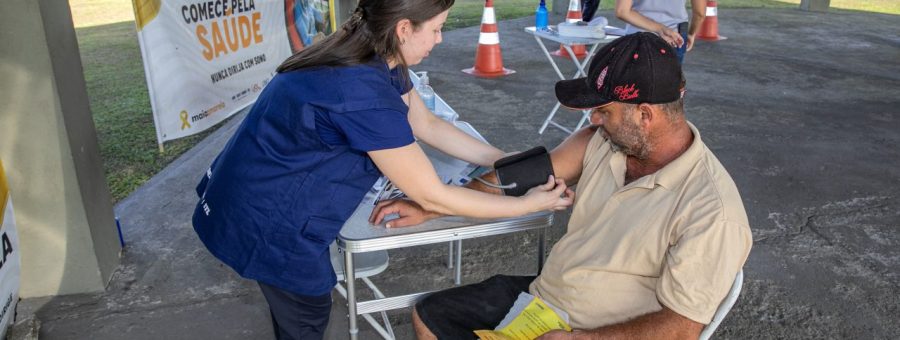 Os caminhoneiros recebem orientações e têm acesso a serviços de saúde como aferição de pressão e de nível de glicose no sangue. Foto: Claudio Neves/Portos do Paraná