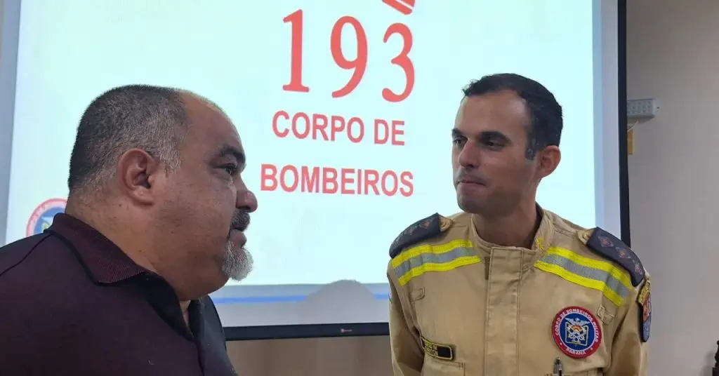 Anúncio foi realizado durante sessão na Câmara Municipal de Paranaguá. Na foto, o oficial dos bombeiros conversa com o presidente da Casa, Fábio Santos. Foto: Câmara Municipal de Paranaguá
