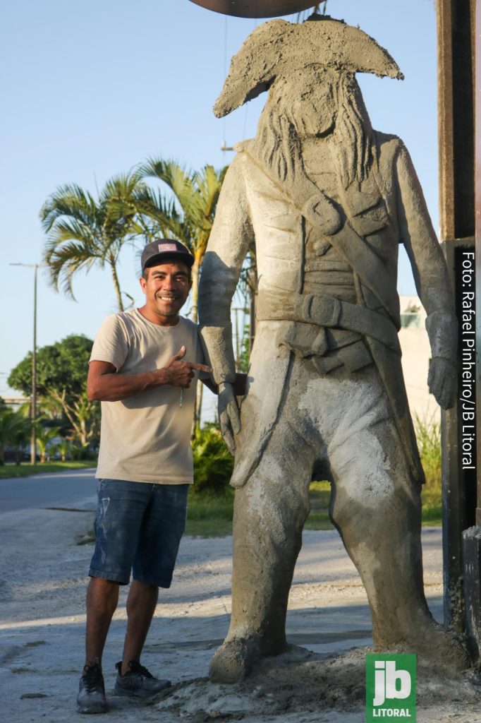 Índio Artesão já contabiliza mais de 3 mil esculturas pelo país. Foto: Rafael Pinheiro/JB Litoral