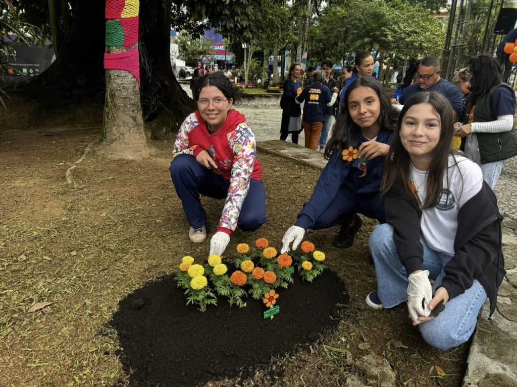 Estudantes de escolas públicas fizeram o plantio de flores laranjas e amarelas em alusão ao Dia Nacional de Combate ao Abuso e à Exploração Sexual de Crianças e Adolescentes. Foto: Prefeitura de Paranaguá