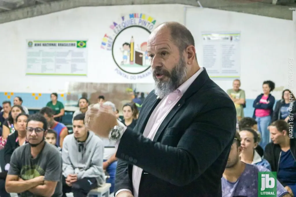 Roberto Stelmacki Junior é pai de uma das quase 600 crianças alunas da Escola Municipal Ezequiel Pinto da Silva; ele aprova o modelo. Foto: Rafael Pinheiro/JB Litoral