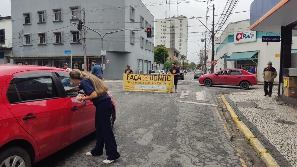 Também foram distribuídos panfletos informativos e adesivos de reforço à campanha. Foto: Prefeitura de Paranaguá