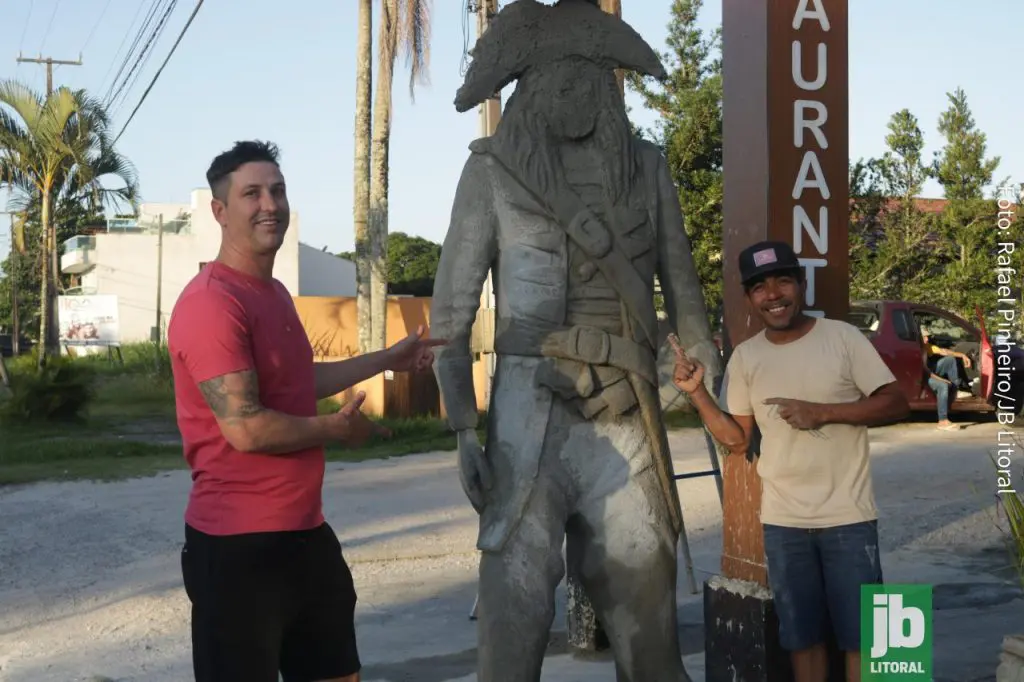 Sidney Pedroso, proprietário do restaurante Piratas do Sul, em Pontal do Paraná, decidiu investir em uma das obras do artista, que já tem mais cinco esculturas gigantes na cidade. Foto: Rafael Pinheiro/JB Litoral