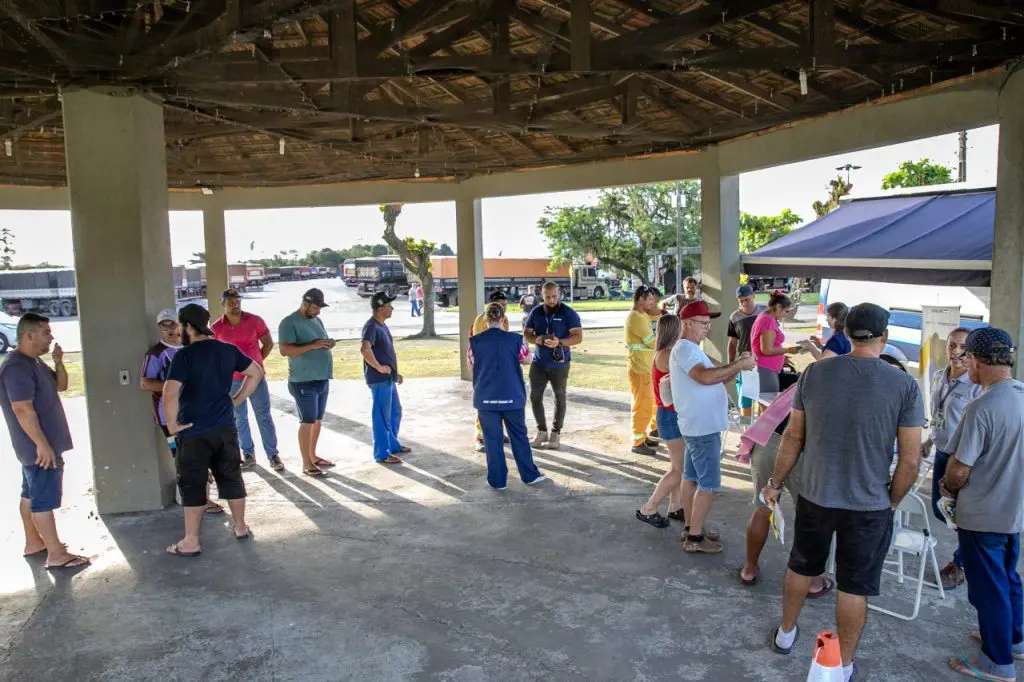 Motoristas também são orientados a experimentar os óculos que mostram como uma pessoa que ingeriu bebida alcóolica se sente e enxerga. Foto: Claudio Neves/Portos do Paraná

