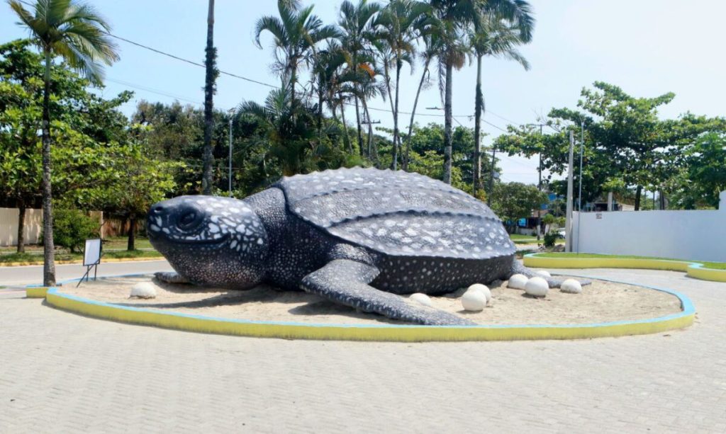 Em maio de 2023, foi a vez da tartaruga gigante, cuja praça passou por melhorias no último trimestre. Foto: Prefeitura de Pontal do Paraná