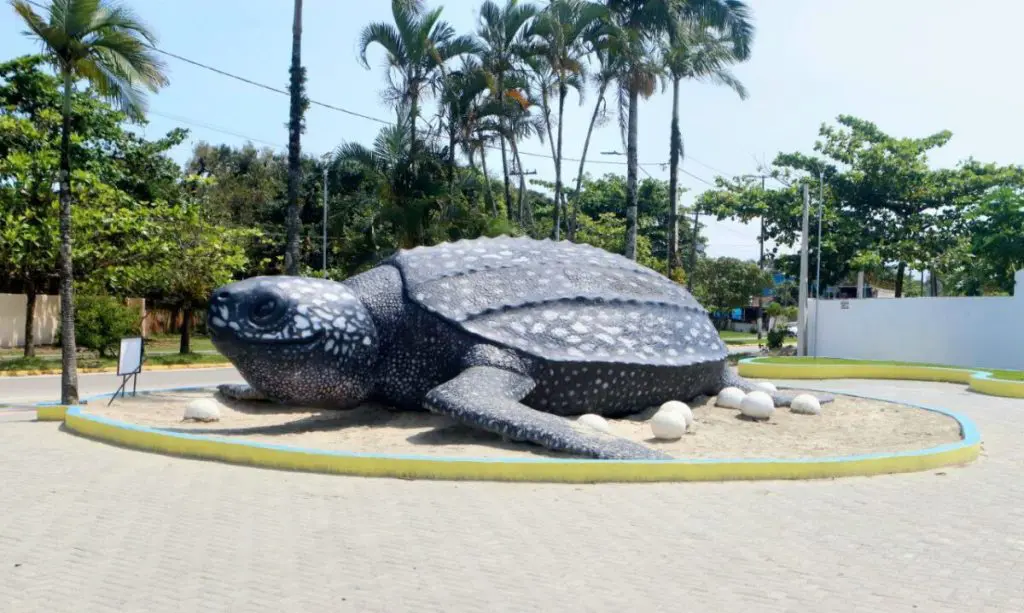Em maio de 2023, foi a vez da tartaruga gigante, cuja praça passou por melhorias no último trimestre. Foto: Prefeitura de Pontal do Paraná