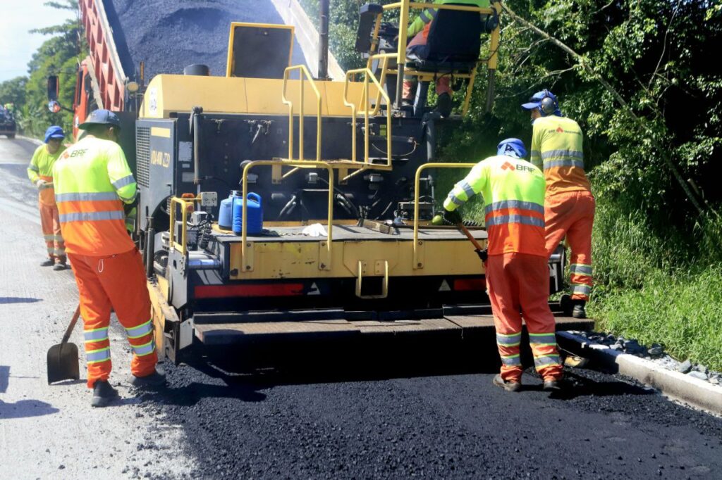 Contrato em andamento que prevê o investimento de quase R$ 8,8 milhões em pavimentação. Foto: Prefeitura de Pontal do Paraná