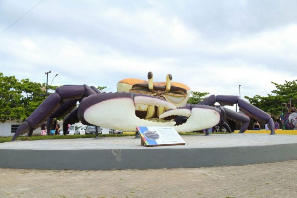Caranguejo é o maior já feito por Índio Artesão, com 10 m de largura; ele foi o primeiro a ser entregue, em dezembro de 2022. Foto: Prefeitura de Pontal do Paraná