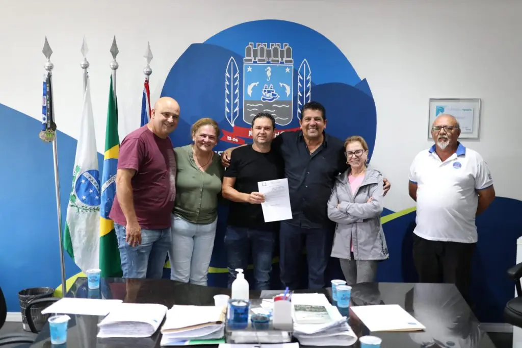 No dia 17 de maio, o empresário Helison Pampuch e sua mãe, Glacir, receberam das mãos do prefeito o decreto que nomeia a praça do balneário Praia Grande como Celso Pampuch. Foto: Prefeitura de Matinhos