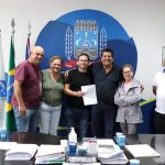 No dia 17 de maio, o empresário Helison Pampuch e sua mãe, Glacir, receberam das mãos do prefeito o decreto que nomeia a praça do balneário Praia Grande como Celso Pampuch. Foto: Prefeitura de Matinhos