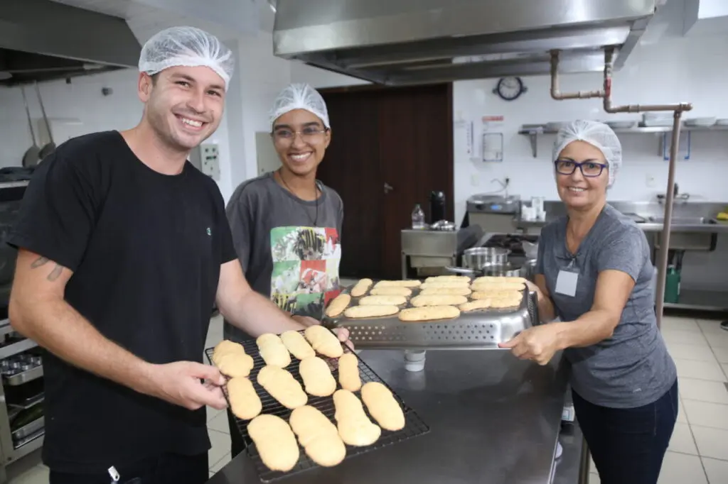 Os alunos Lucas Jokowski Fernandes, Tânia Mara da Silva e Agatha da Cunha Culeza foram uns dos que encerraram a formação em “Preparo de tortas doces e salgadas” na última sexta-feira (3). Foto: Prefeitura de Matinhos