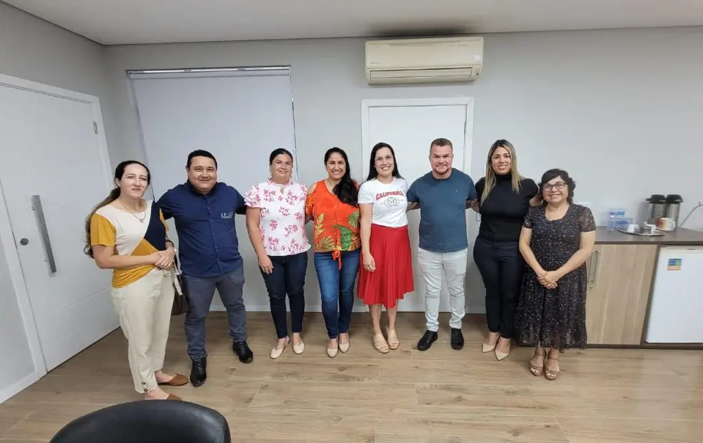 O prefeito Marcelo Roque, a secretária municipal de Assistência Social, Ana Paula Falanga, e o presidente do CMDCA, Marciney Santos de Oliveira, junto às conselheiras tutelares de Paranaguá. Foto: Prefeitura de Paranaguá