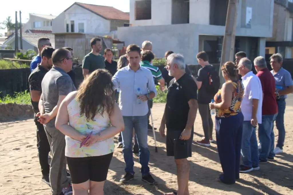 O prefeito Rudão Gimenes afirma que, com a parceria com a Sanepar, mais de mil residências serão conectadas à rede de esgoto. Foto: Prefeitura de Pontal do Paraná 