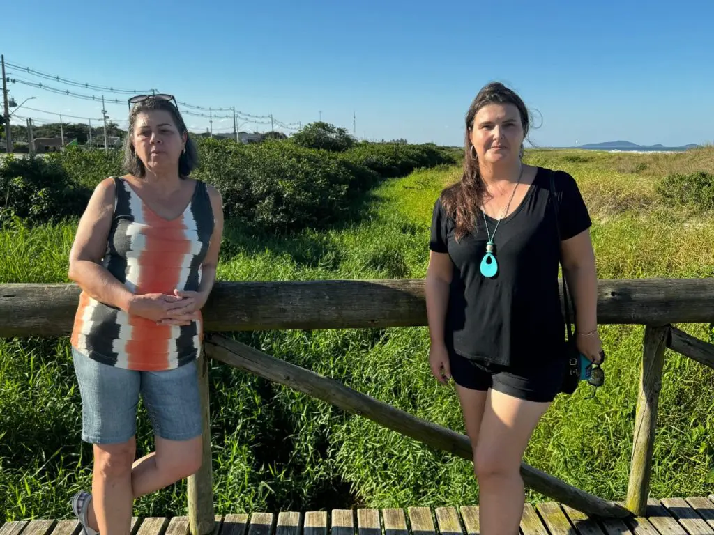 As moradoras do balneário Grajaú, Suely Neves e Priscila Leduc, ressaltam a importância de ações como a limpeza regular e o desassoreamento do canal Lagoa Amarela. Foto: JB Litoral