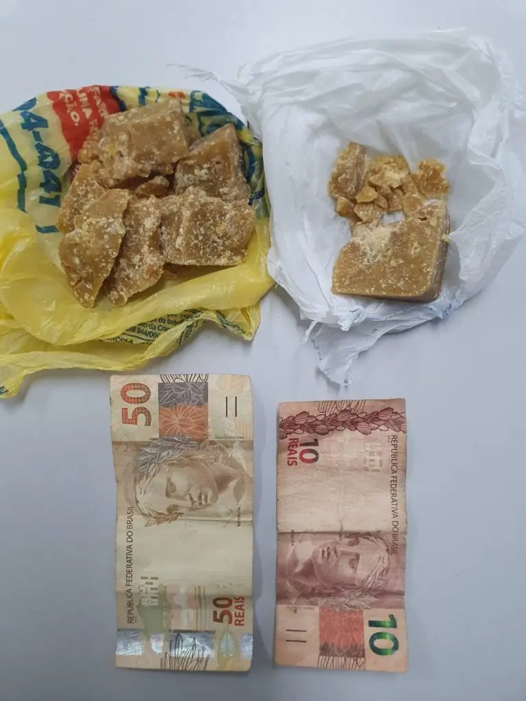 Menor flagrado no tráfico de drogas