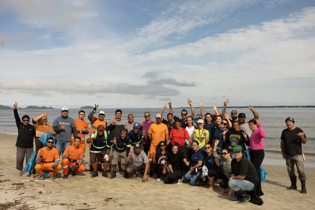 Mutirão moradores Ilha do Mel Divulgação (2)