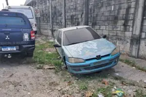 Veículos estacionados na rua 2