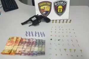 Arma e drogas apreendidas pela Romu 1