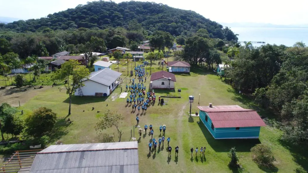 Trilha Caiçara Mário Roque tem um percurso de 13 km em que os participantes passarão por comunidades tradicionais fazendo o trajeto de barco e a pé. Foto: Prefeitura de Paranaguá