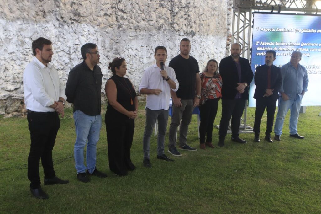 Após protocolar a entrega dos sete projetos de lei, prefeito Rudão Gimenes (MDB), fez apresentação em frente à Câmara. Foto: Prefeitura de Pontal do Paraná