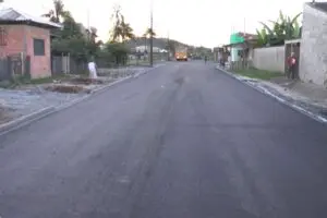 A etapa finalizada contempla mais 1.500 metros de vias, entre elas as que fazem o trajeto do transporte coletivo no bairro. Foto: Reprodução