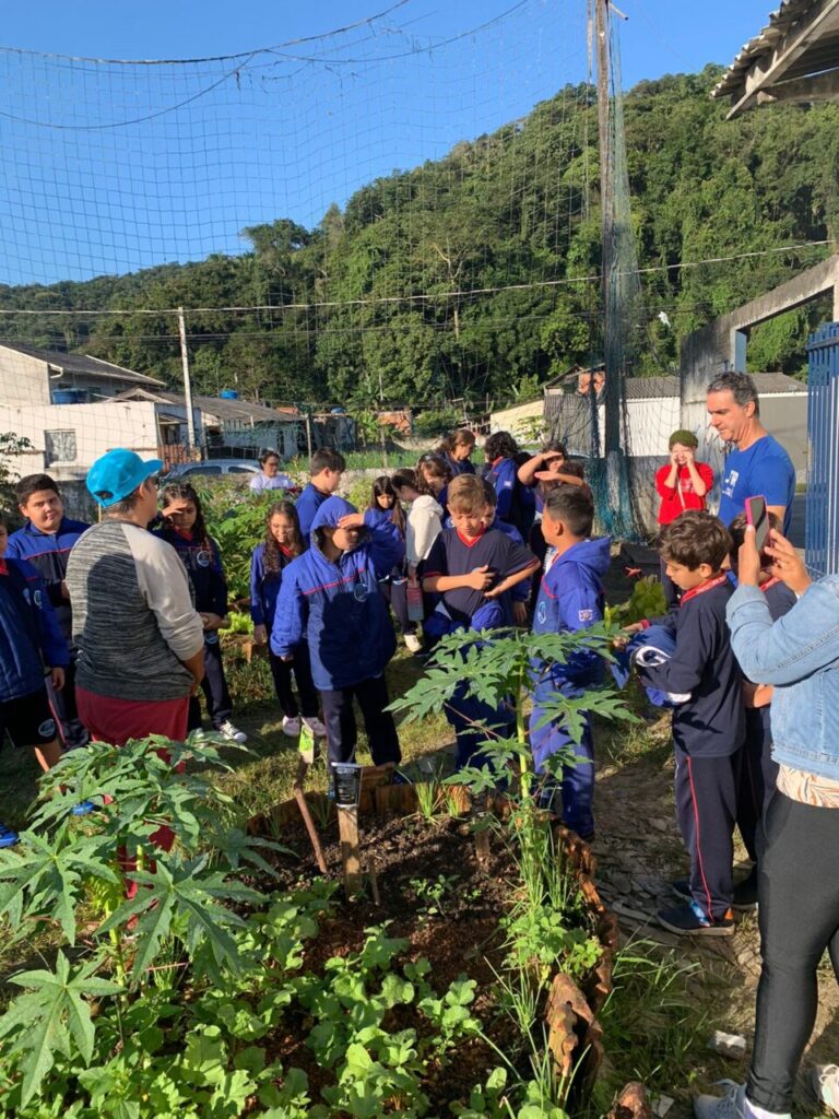 As crianças também visitaram a horta comunitária mantida pela Associação dos Moradores da Vila Nova. Foto: Prefeitura de Matinhos