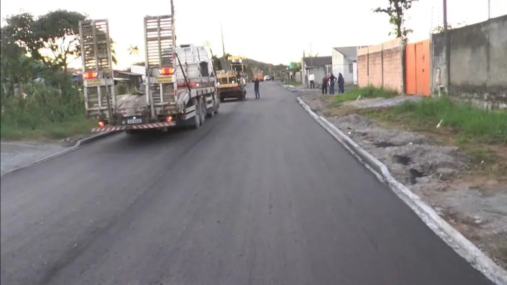 Além do asfalto em si, outras intervenções são feitas nas ruas, como a base do pavimento, calçadas, iluminação em LED e obras de drenagem. Foto: Reprodução
