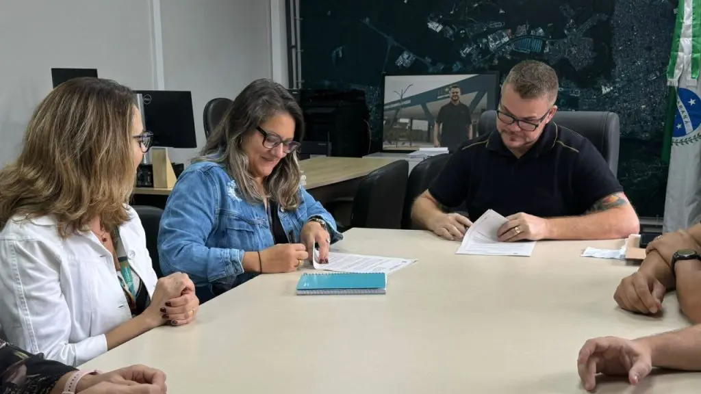 O contrato com o Sebrae foi assinado pelo prefeito Marcelo Roque e pela secretária de Turismo Maria Angela. Foto: Prefeitura de Paranaguá 


