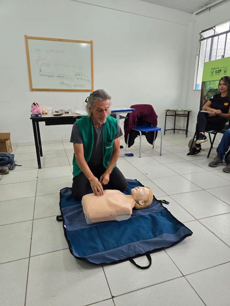 O sargento do Corpo de Bombeiros do Paraná, Robson dos Santos, é o responsável por ministrar as aulas de primeiros socorros. Foto: Divulgação