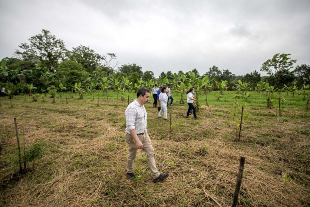 A gente está conseguindo, através da educação ambiental, levar soluções para problemas das diversas comunidades da nossa área de influência direta”, diz o diretor de Meio Ambiente da Portos do Paraná, João Paulo Santana. Foto: Claudio Neves/Portos do Paraná