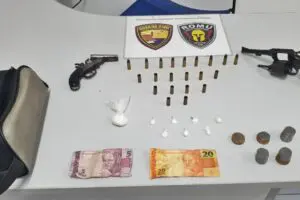 Rapaz-preso-com-drogas-e-armas-e-apos-briga-com-o-pai