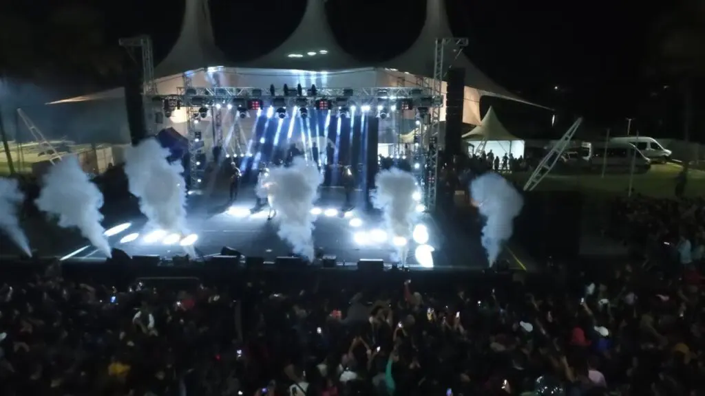 No último sábado (28), milhares de pessoas lotaram a Praça Mário Roque, no show nacional de Felipe Araújo. Foto: Prefeitura de Paranaguá