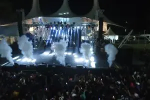 No último sábado (28), milhares de pessoas lotaram a Praça Mário Roque, no show nacional de Felipe Araújo. Foto: Prefeitura de Paranaguá