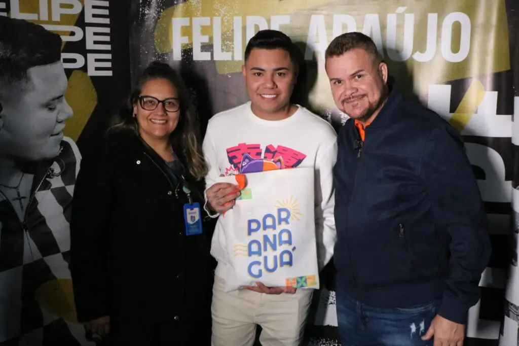 O prefeito Marcelo Roque, ao lado da secretária de Turismo Maria Plahtyn e do cantor Felipe Araújo, no último sábado (28), quando milhares de pessoas lotaram a Praça Mário Roque para o show nacional de Felipe Araújo. Foto: Prefeitura de Paranaguá