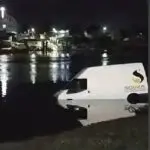carro cai da balsa