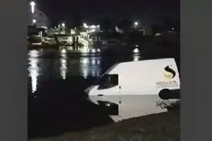 carro cai da balsa