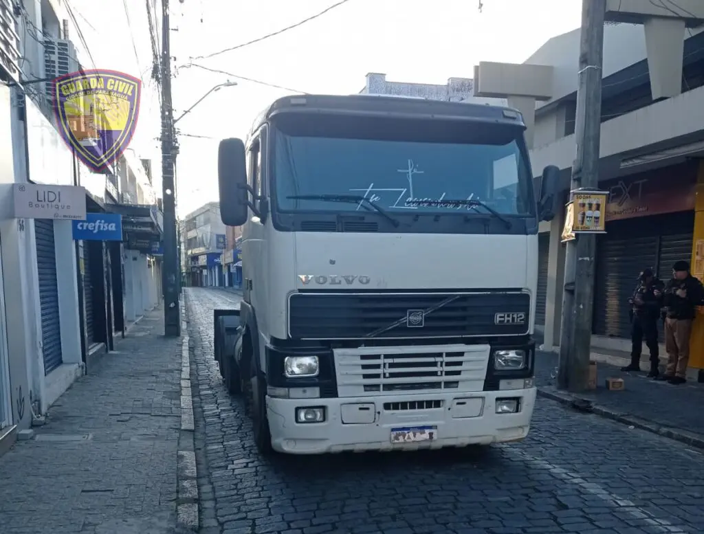 Caminhao-recolhido-pela-GCM-em-Paranagua