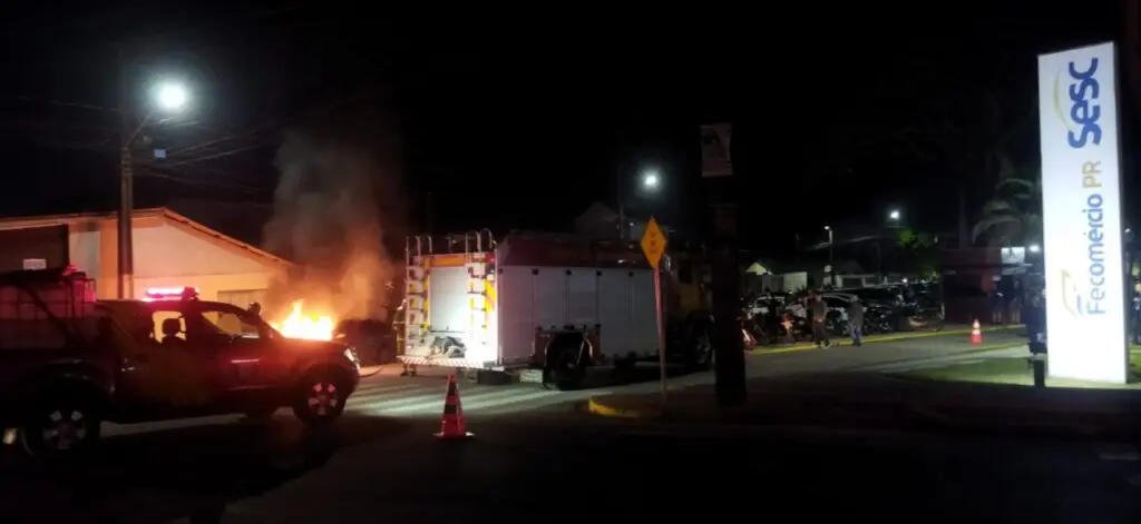 Carro pega fogo na Estradinha 2